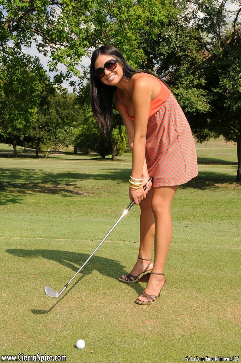 Jeune latina s'exhibant sur un terrain de golf
 #76744557