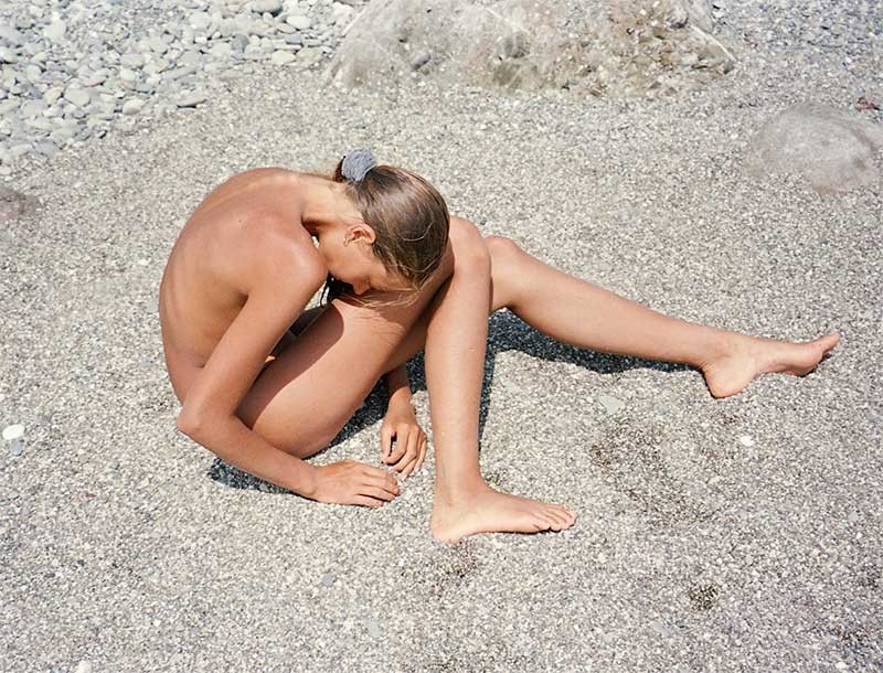 このティーンのヌーディストが彼女の体に砂をこすりつけるのを見る
 #72254374