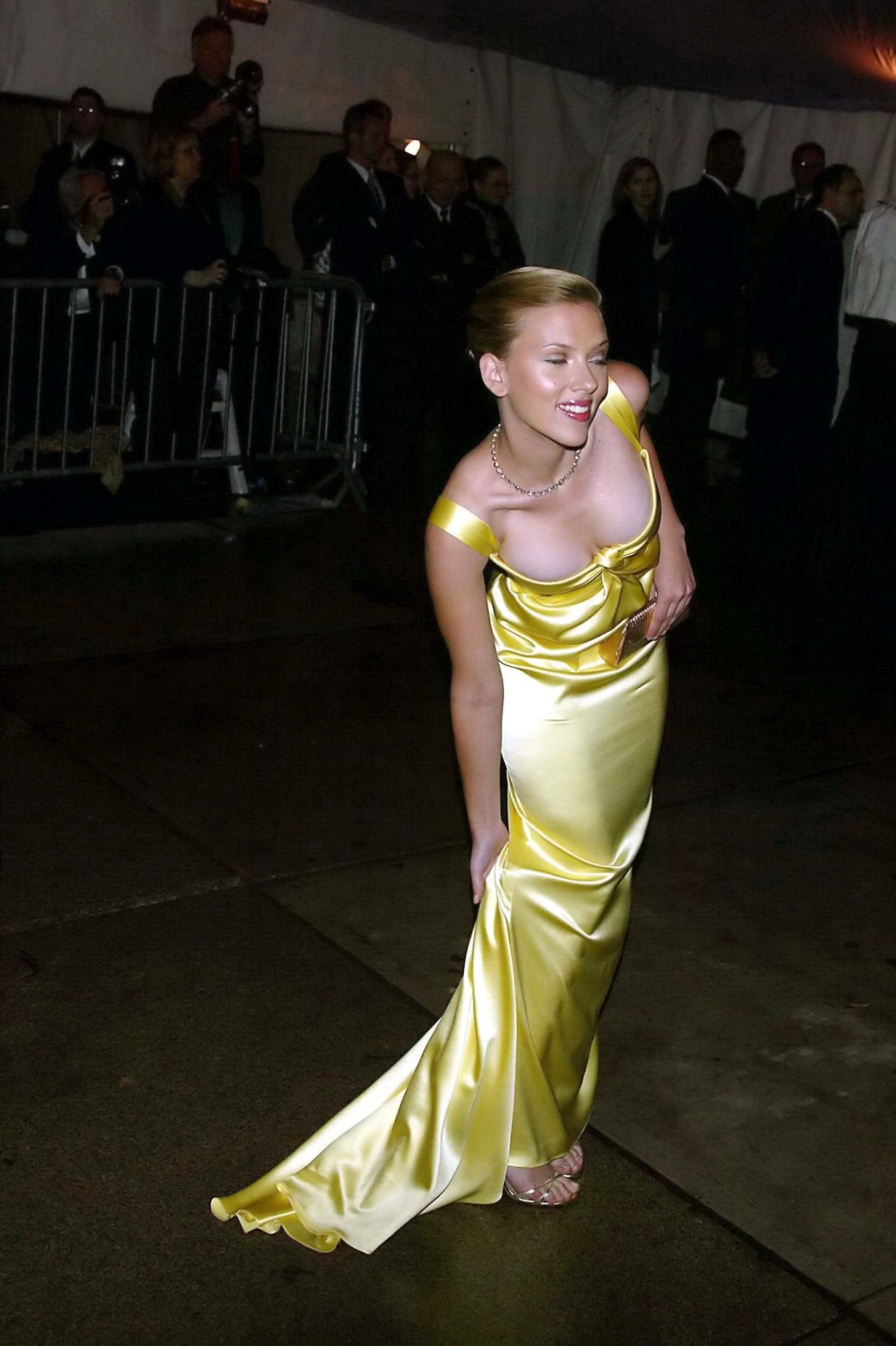 Scarlett johansson sans soutien-gorge montrant un décolleté épique dans une robe jaune calvin klein. 
 #75234575