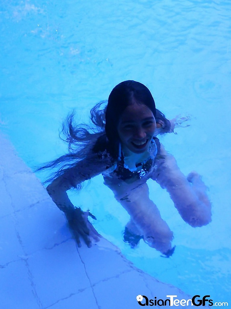 Bella giovane ragazza asiatica che nuota in piscina
 #67249404