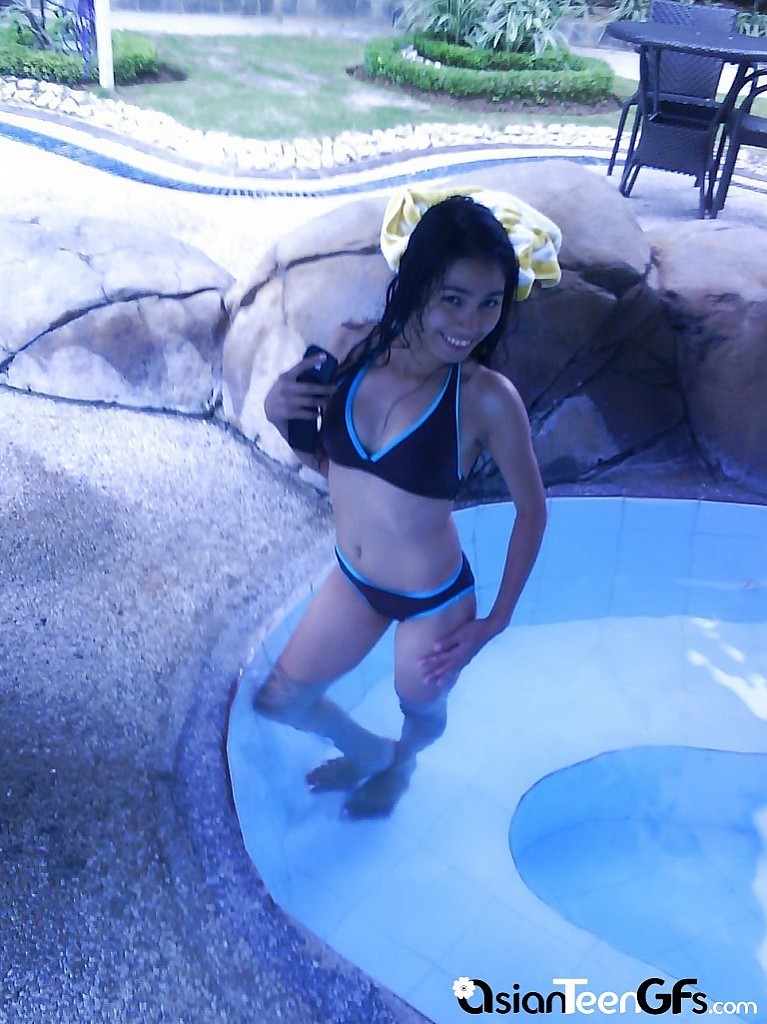 Bella giovane ragazza asiatica che nuota in piscina
 #67249413