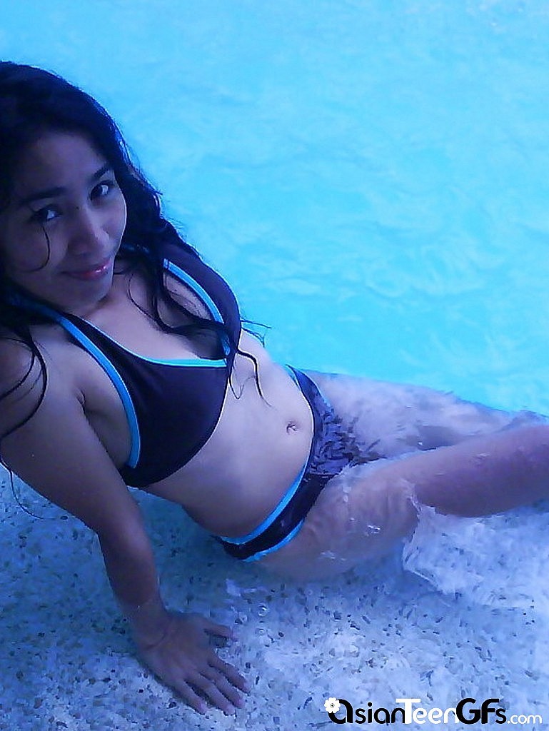 Linda joven asiática nadando en la piscina
 #67249431