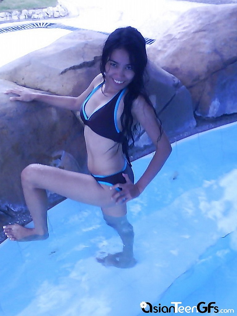 Linda joven asiática nadando en la piscina
 #67249449