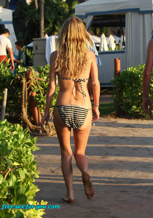 Nicky Hilton in posa sexy in bikini sulla spiaggia immagini paparazzi
 #75423791