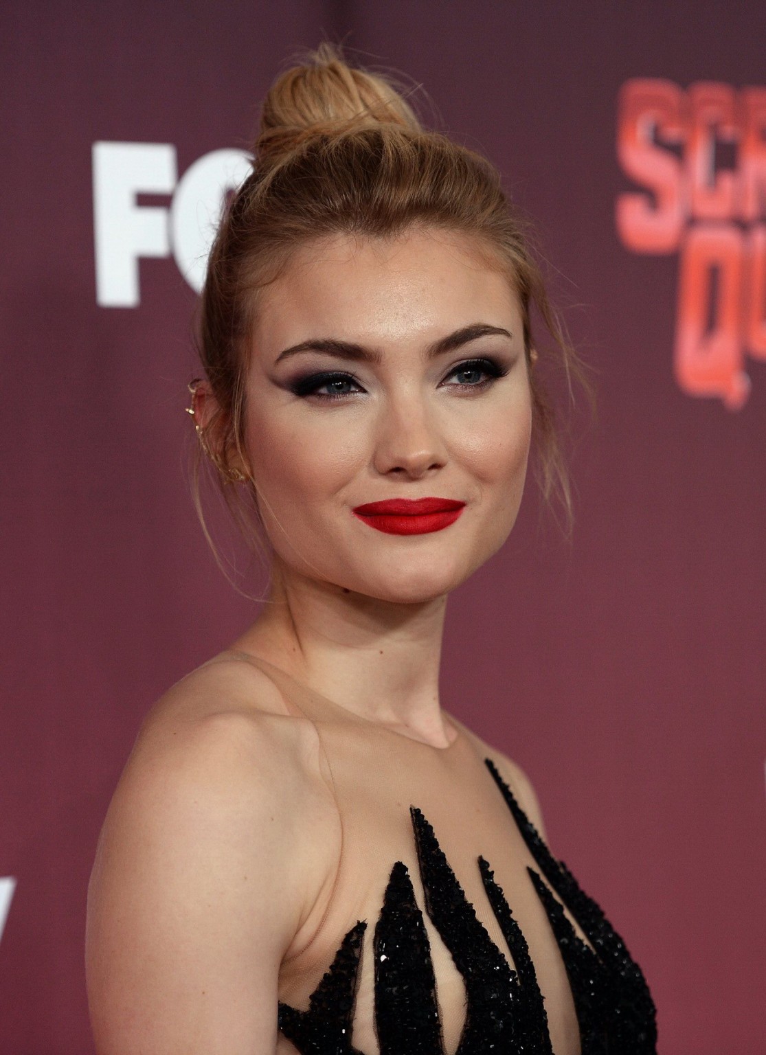 Skyler samuels senza reggiseno in vedere attraverso mini abito
 #75152318