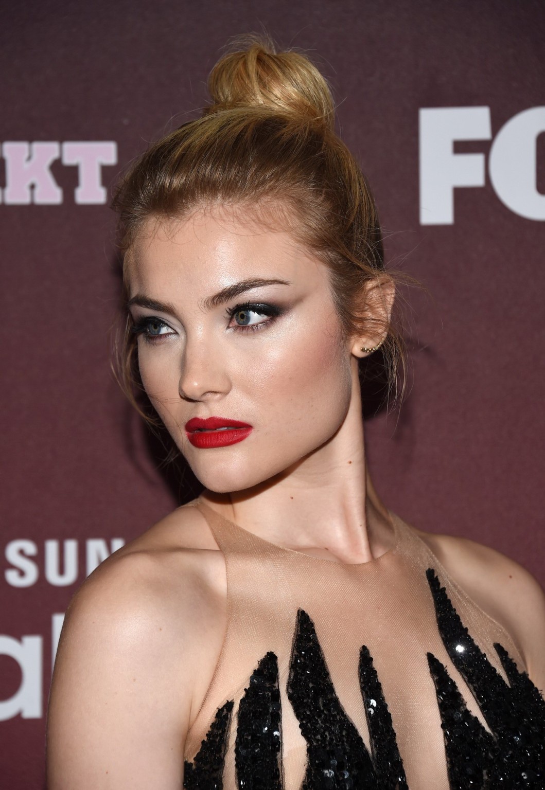 Skyler samuels sans soutien-gorge dans une mini robe transparente
 #75152330