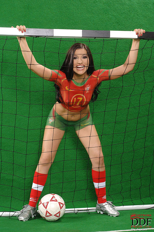 Tracy miller sexy soccer girl posando para portugal
 #71022095