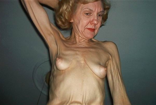 非常に痩せた古いアマチュアのおばあちゃんが裸でポーズをとる
 #67301286