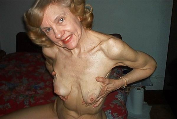 非常に痩せた古いアマチュアのおばあちゃんが裸でポーズをとる
 #67301305