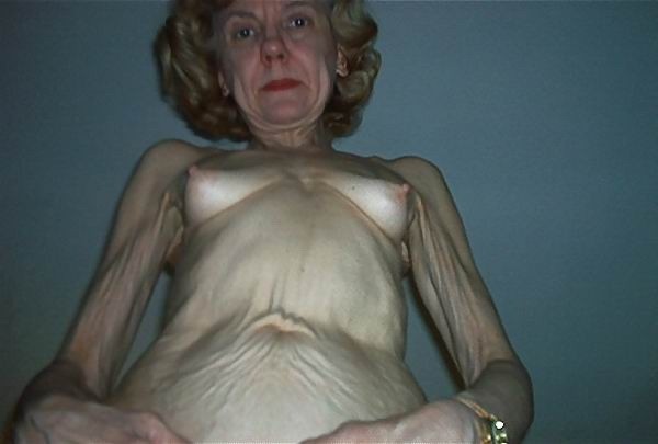 非常に痩せた古いアマチュアのおばあちゃんが裸でポーズをとる
 #67301329