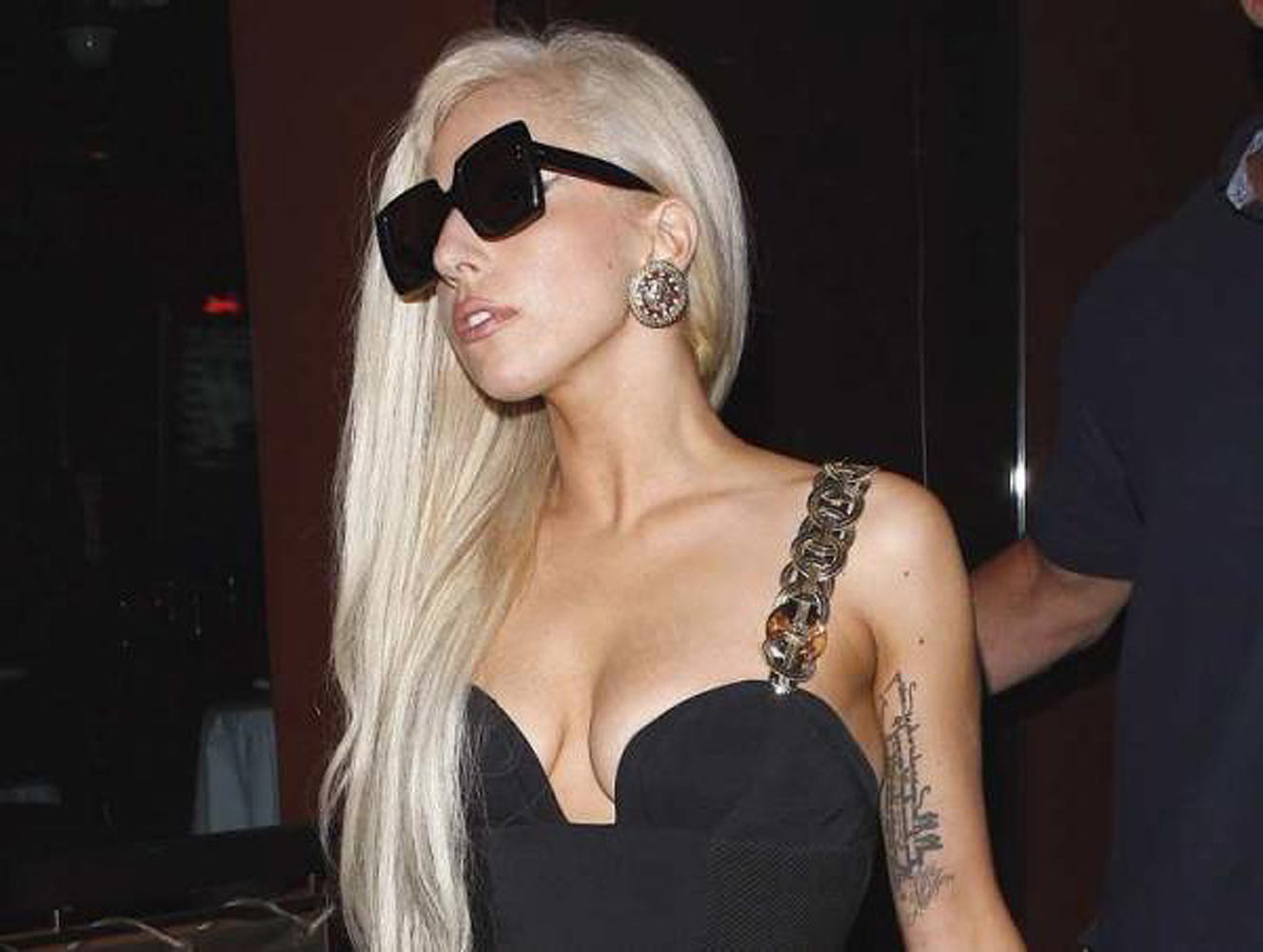 Lady Gaga che mostra il culo magnifico in perizoma
 #70300825