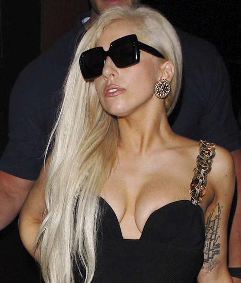 Lady Gaga che mostra il culo magnifico in perizoma
 #70300840