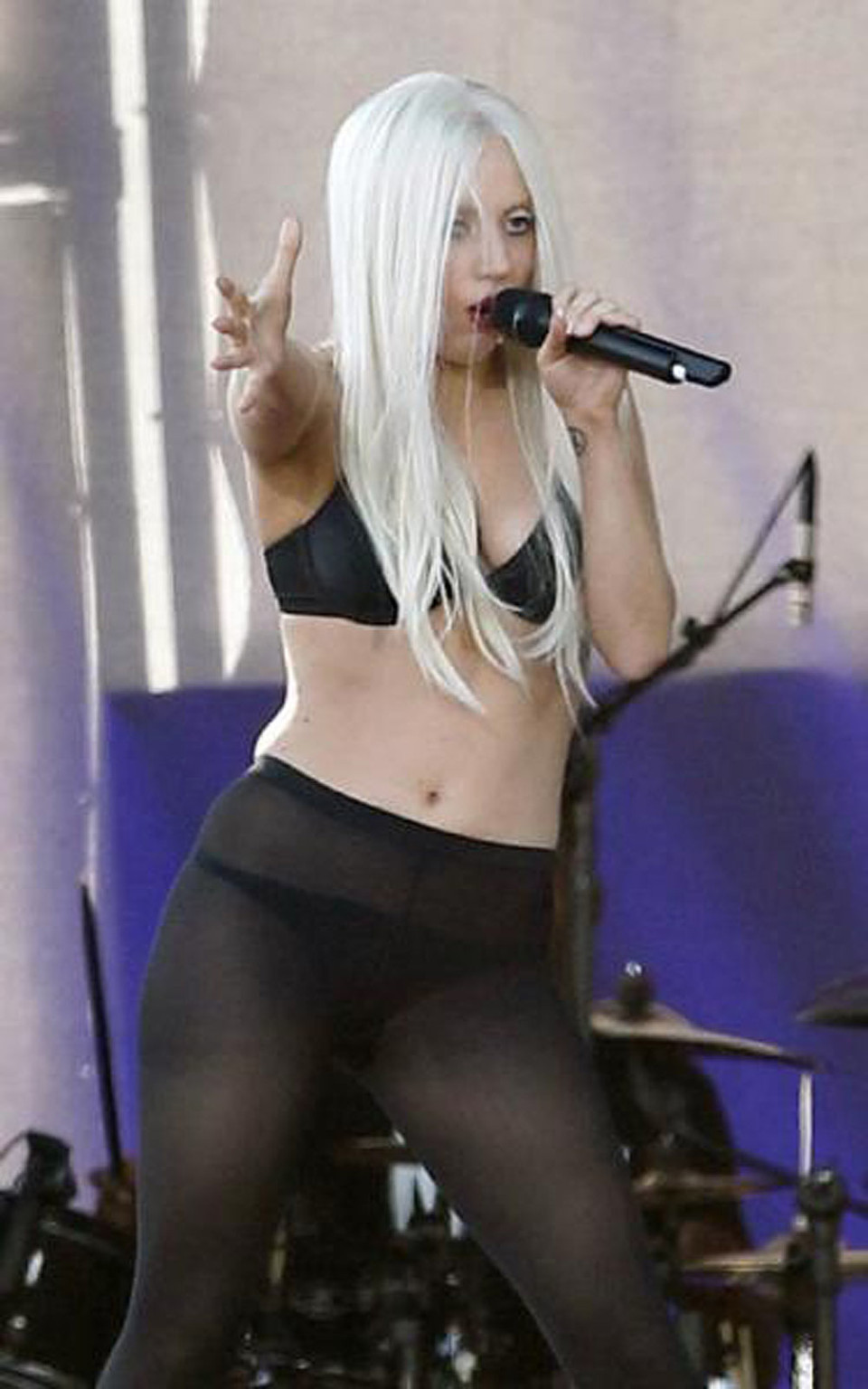 Lady Gaga che mostra il culo magnifico in perizoma
 #70300933