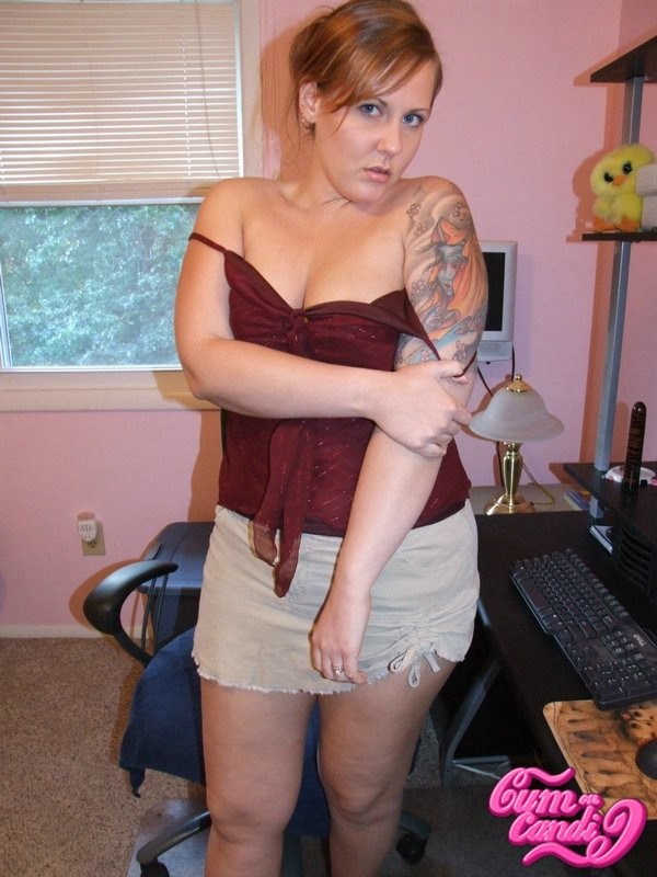 Candi, une femme au foyer sexy, montre ses tétons percés.
 #70603994
