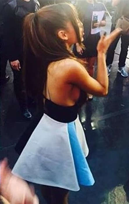 Ariana grande montre ses fesses nues et sa culotte montante sexy
 #75148000