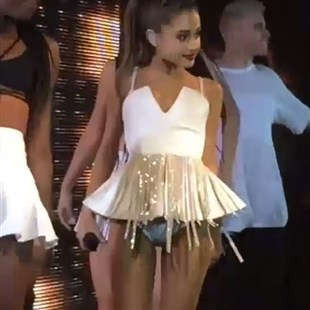 Ariana grande montre ses fesses nues et sa culotte montante sexy
 #75148008