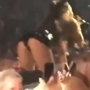 Ariana grande montre ses fesses nues et sa culotte montante sexy
 #75148018