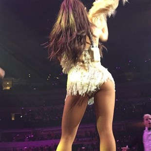 Ariana grande montre ses fesses nues et sa culotte montante sexy
 #75148042