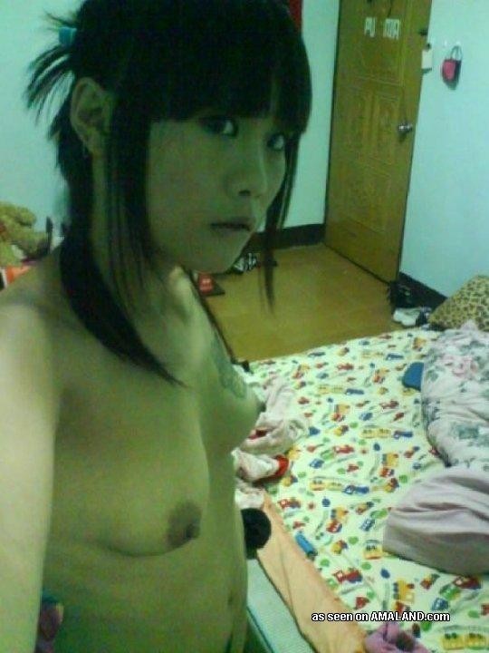 Petite pulcino asiatico teasing e autoscatto nudo
 #69751349