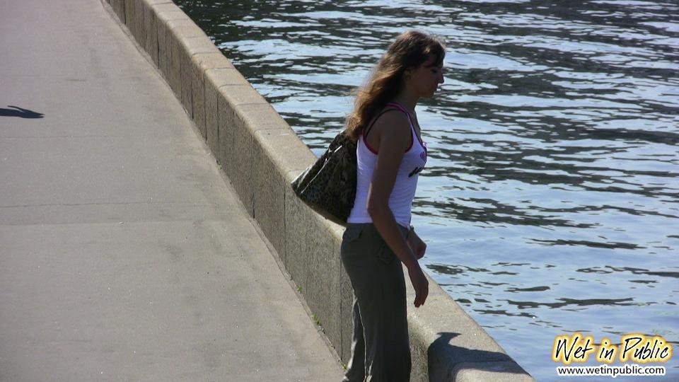 Chica moja sus pantalones en una visita turística y se cambia en un vestido sexy
 #67462483