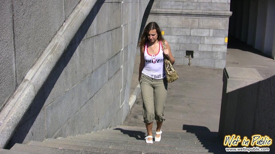 Chica moja sus pantalones en una visita turística y se cambia en un vestido sexy
 #67462489