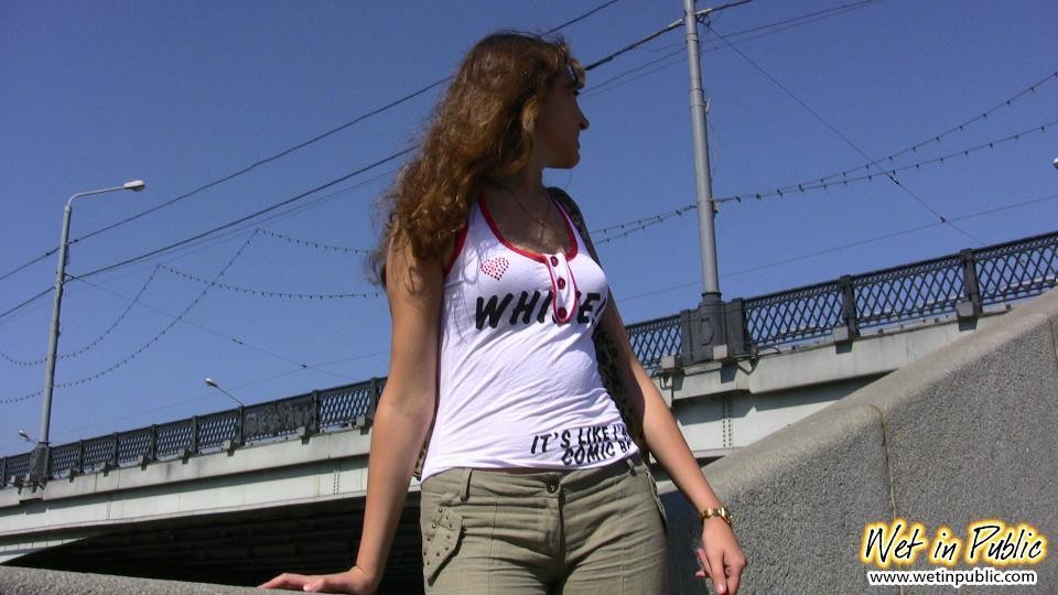 Ragazza si bagna i pantaloni durante un giro turistico e si cambia in un vestito sexy
 #67462507