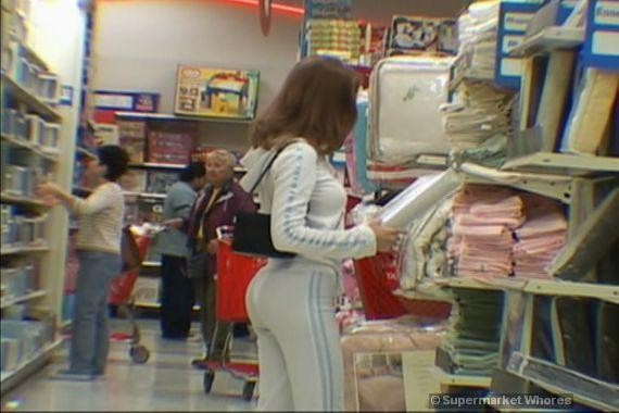 Chica pelirroja recogida en el supermercado local
 #77759016