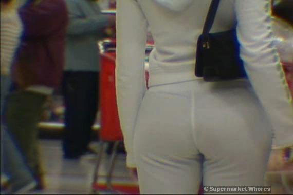 Chica pelirroja recogida en el supermercado local
 #77759022