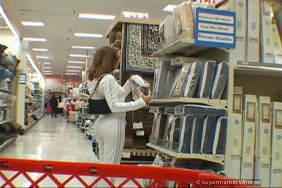 Chica pelirroja recogida en el supermercado local
 #77759027