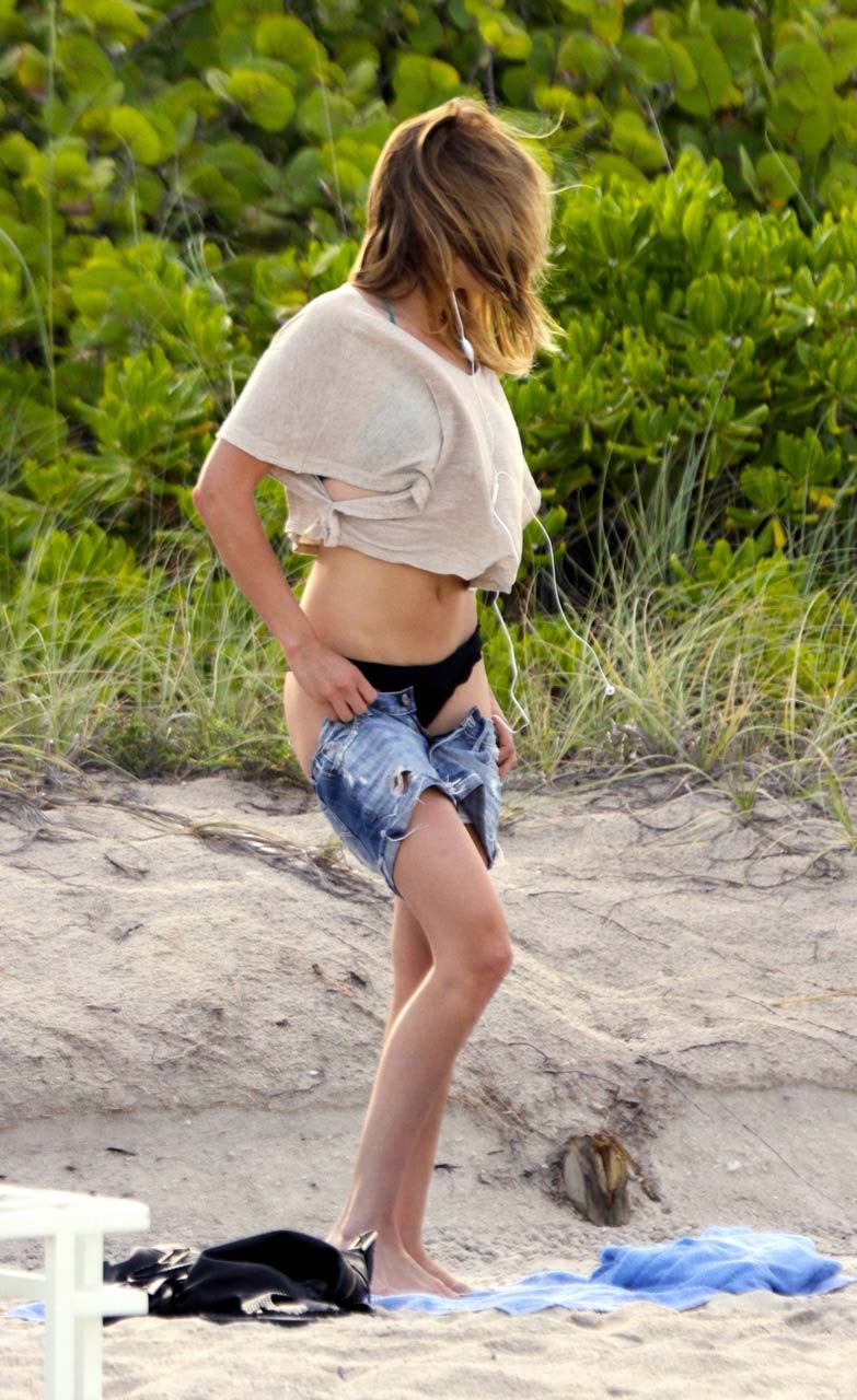 Malin akerman mostrando su cuerpo sexy y su culo en tanga en la playa
 #75304412