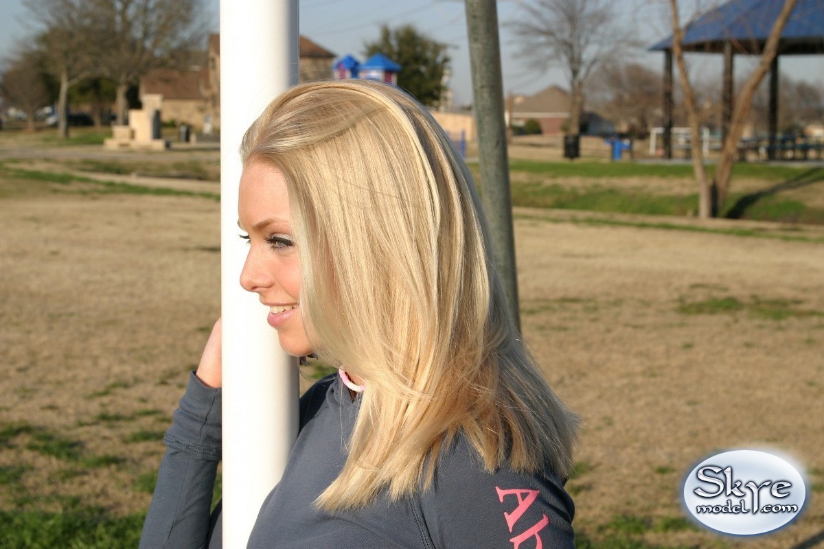 Blonde Amateur Teen draußen auf dem Spielplatz
 #67209949