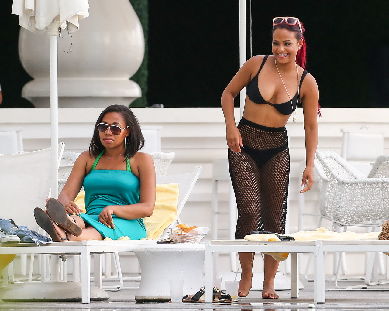 Christina Milian raucht heiß im kleinen schwarzen Bikini am Pool in South Beach
 #75226669