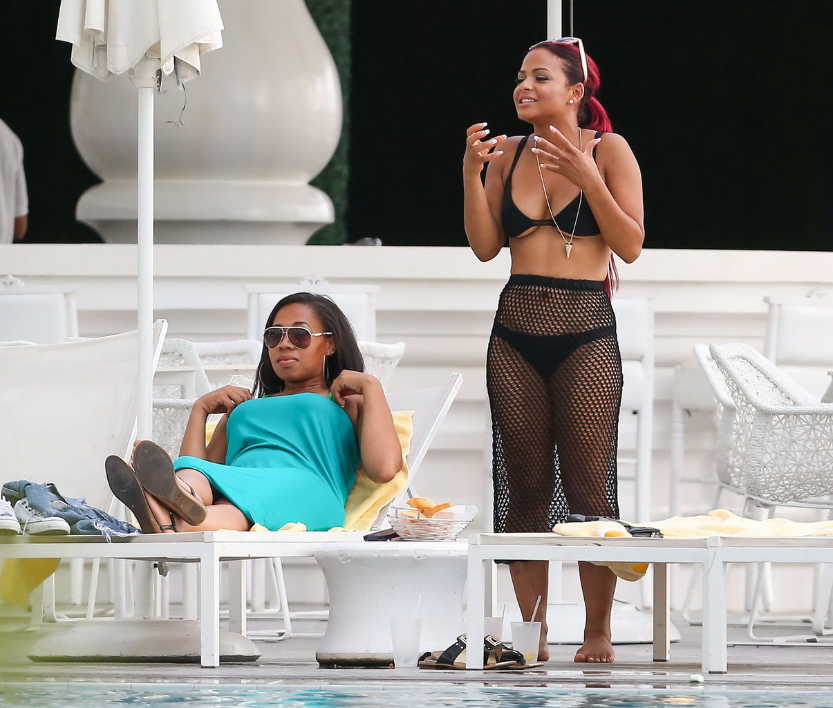 Christina milian fumante caldo in piccolo bikini nero a bordo piscina a South Beach
 #75226675