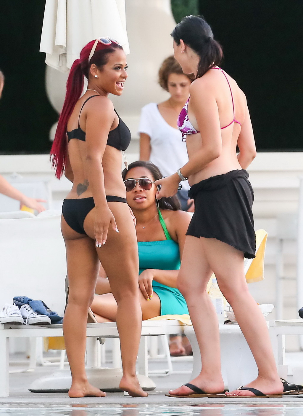Christina milian fumante caldo in piccolo bikini nero a bordo piscina a South Beach
 #75226750