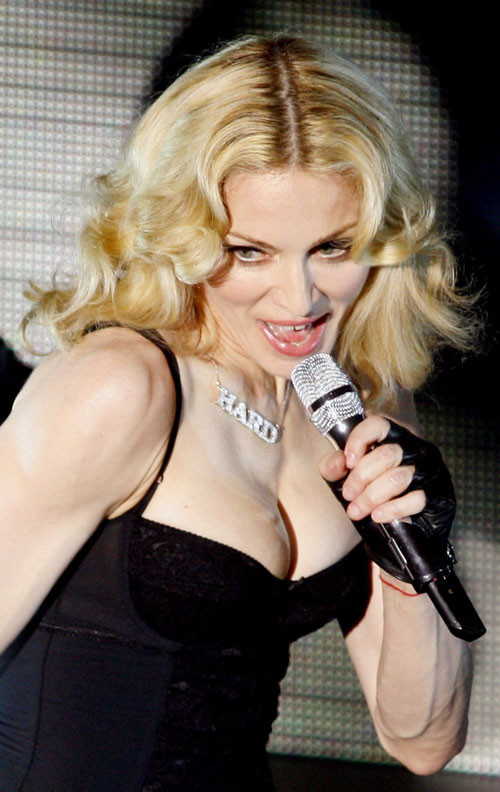 Madonna che mostra le sue grandi tette e figa e caldo bacio lesbico
 #75415525