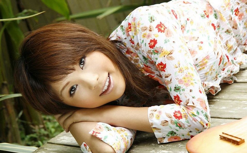 Idole asiatique azumi harusaki montre culotte et seins
 #69821013