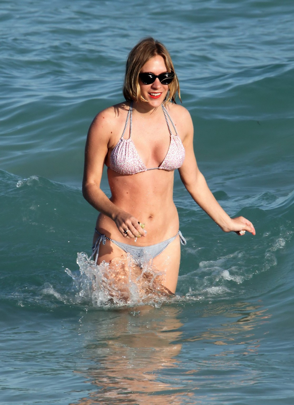 Chloe sevigny exhibant son corps en bikini sur la plage de miami
 #75321857