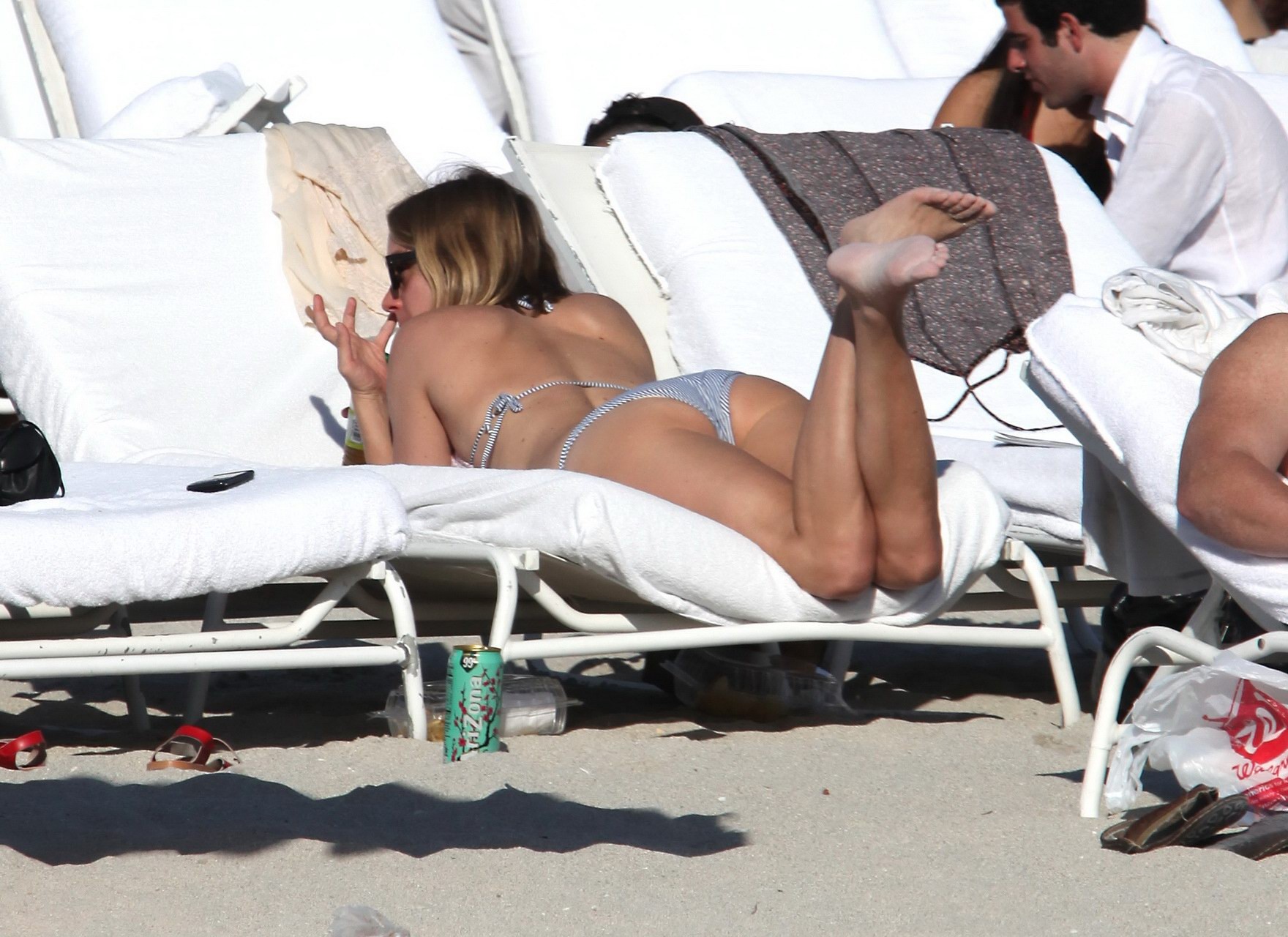 Chloe sevigny exhibant son corps en bikini sur la plage de miami
 #75321877
