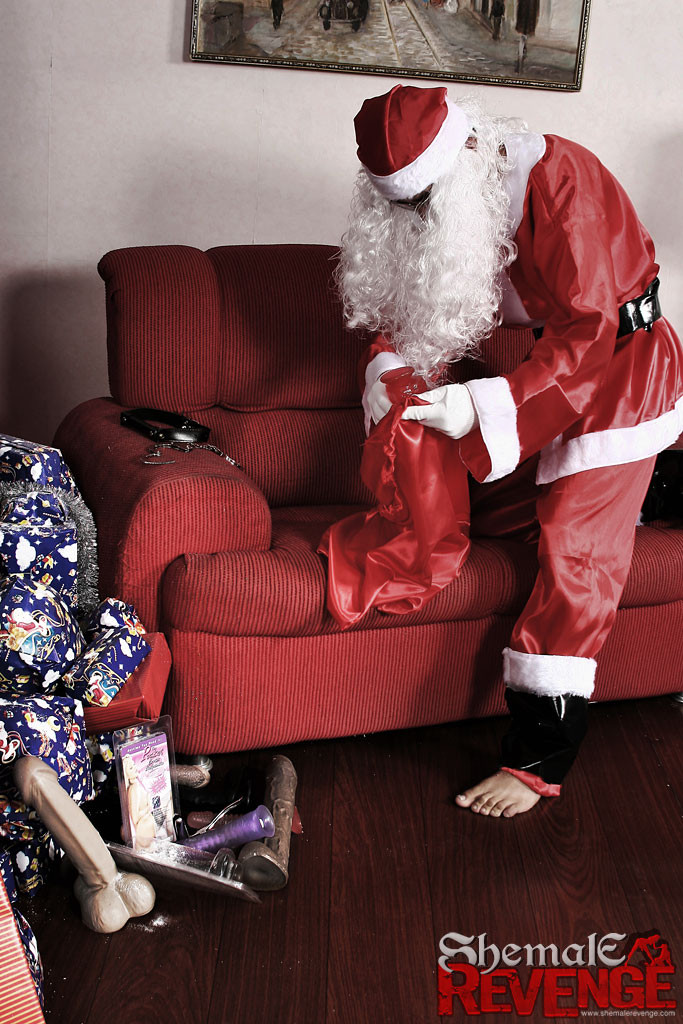 Dos travestis atrapan y abusan de Santa Claus
 #79126214