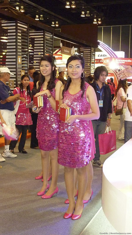 Les filles les plus sexy de Thaïlande exposées dans des lieux publics : modèles asiatiques et prostituées.
 #68237493
