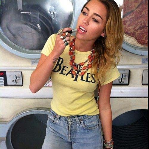 Miley Cyrus exposant son corps sexy et ses tétons durs dans un chemisier transparent
 #75277483