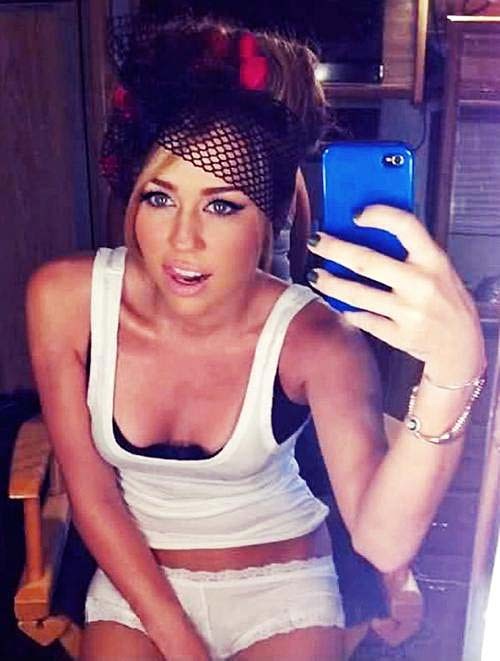 Miley Cyrus esponendo il corpo sexy e capezzoli duri in vedere camicetta thru
 #75277489
