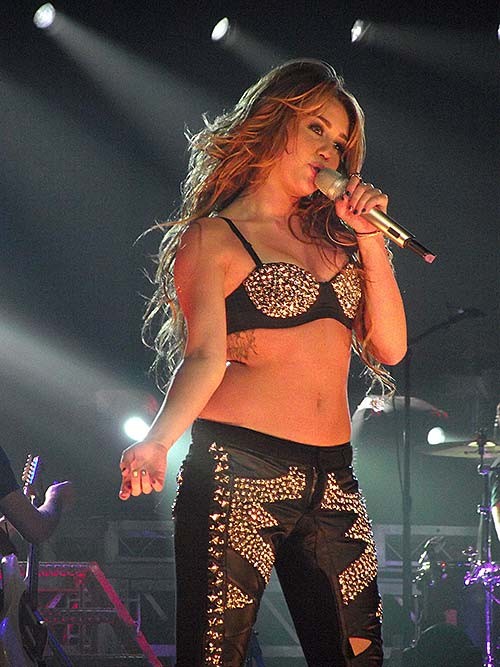 Miley Cyrus esponendo il corpo sexy e capezzoli duri in vedere camicetta thru
 #75277543