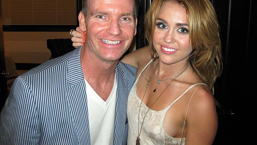 Miley Cyrus、シースルーのブラウスでセクシーなボディと硬い乳首を露出
 #75277551