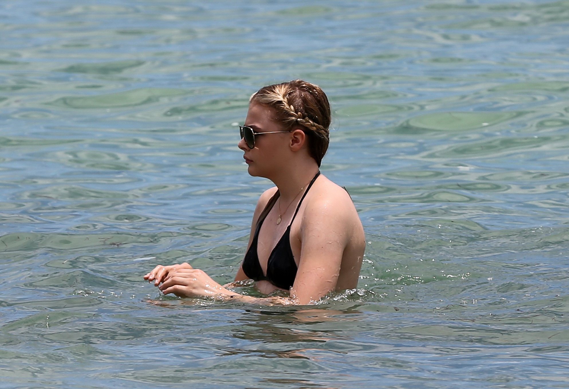 Chloe Moretz zeigt ihren saftigen Hintern in einem knappen schwarzen Bikini am Strand in Mi
 #75188996