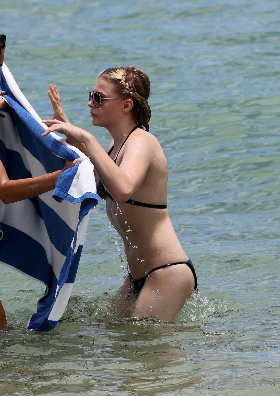 Chloe Moretz zeigt ihren saftigen Hintern in einem knappen schwarzen Bikini am Strand in Mi
 #75189010