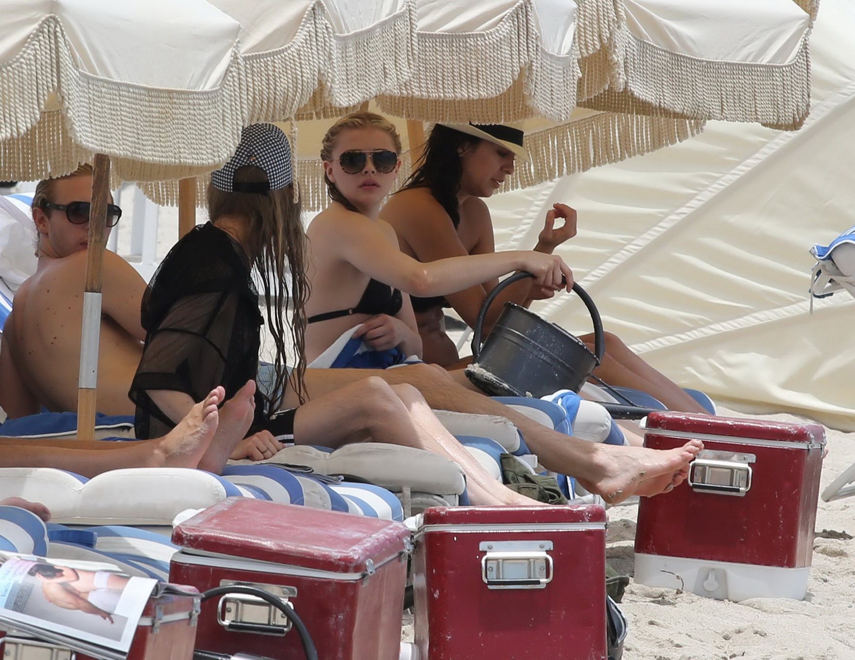 Chloe Moretz zeigt ihren saftigen Hintern in einem knappen schwarzen Bikini am Strand in Mi
 #75189033