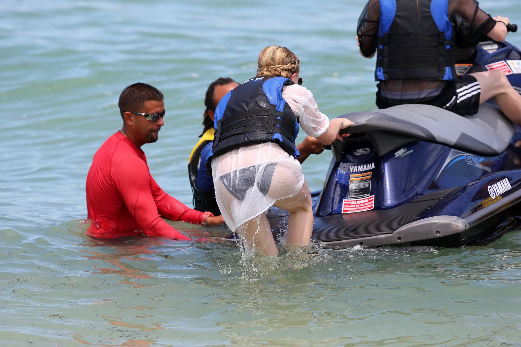 Chloe moretz muestra su jugoso trasero en un escaso bikini negro en la playa en mi
 #75189054