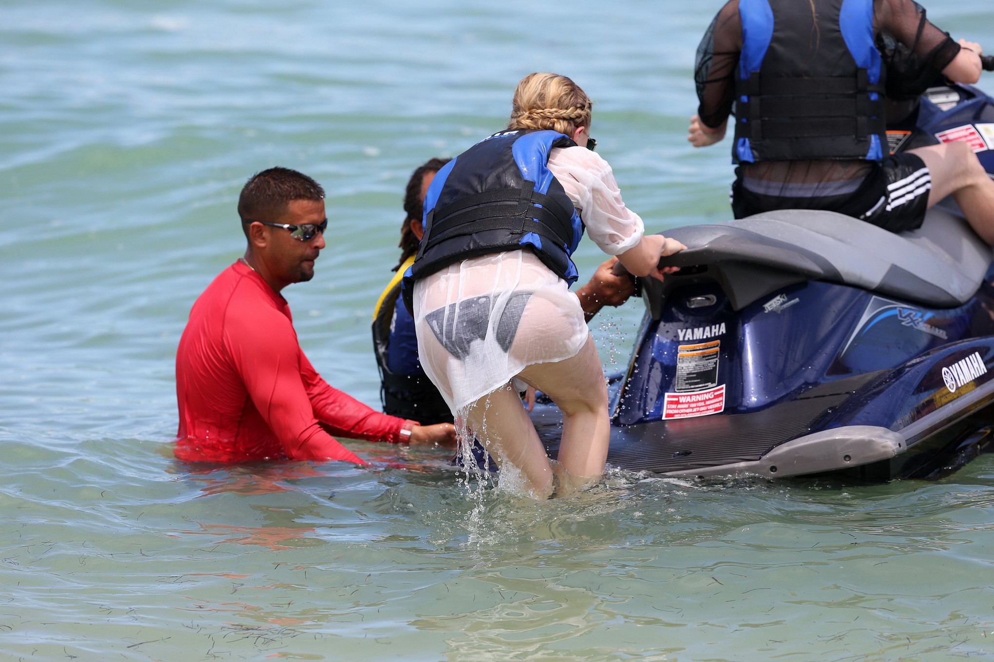 Chloe Moretz zeigt ihren saftigen Hintern in einem knappen schwarzen Bikini am Strand in Mi
 #75189059