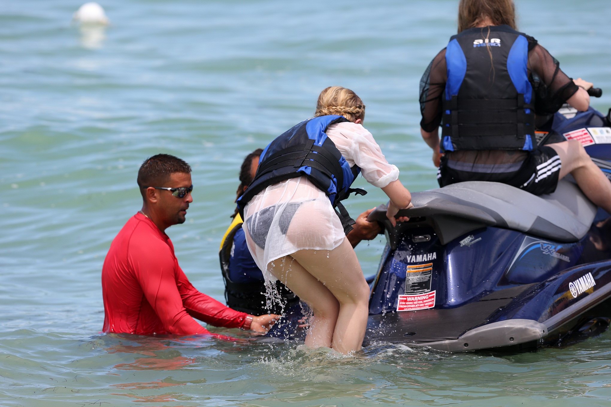 Chloe moretz muestra su jugoso trasero en un escaso bikini negro en la playa en mi
 #75189074